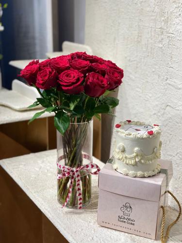 A flower vase with cake