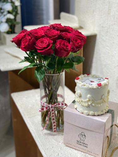 A flower vase with cake