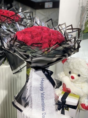 بوكية احمر كبير. مع دبدوب وشريطة وشوكلت