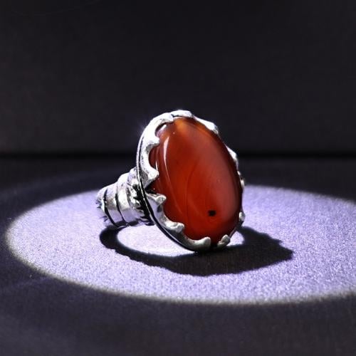 خاتم فضة رجالي عيار 925 متوج بحجر عقيق يماني كبدي...