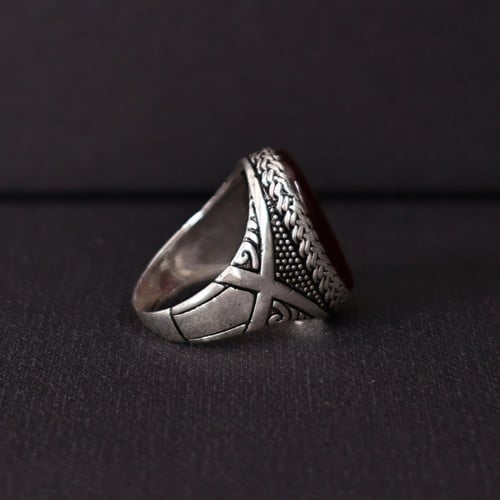 خاتم فضة رجالي عيار 925 متوج بحجر عقيق يماني كبدي...