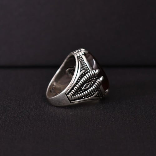 خاتم فضة رجالي عيار 925 متوج بحجر عقيق يماني مصور...