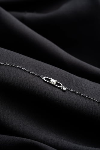 سوارة فضة عيار 925 مرصعة بحجر الزركون .