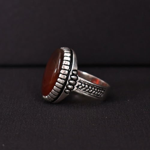 خاتم فضة رجالي عيار 925 متوج بحجر عقيق يماني كبدي...