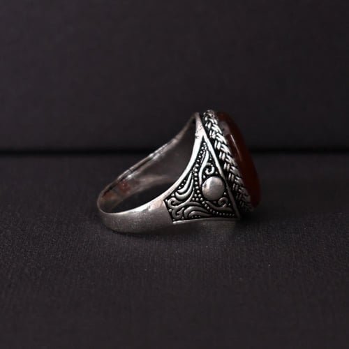 خاتم فضة رجالي عيار 925 متوج بحجر عقيق يماني كبدي...