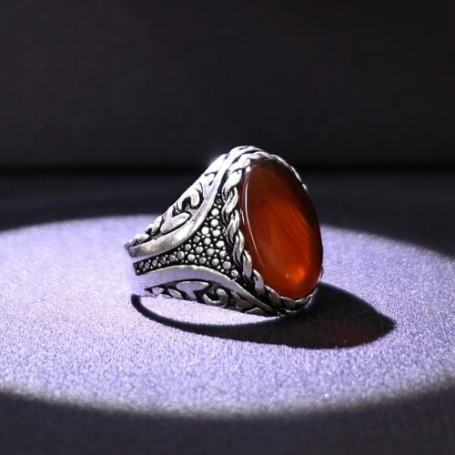 خاتم فضة رجالي عيار 925 متوج بحجر عقيق يماني كبدي...