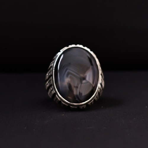 خاتم فضة رجالي عيار 990 متوج بحجر عقيق يماني مصور...