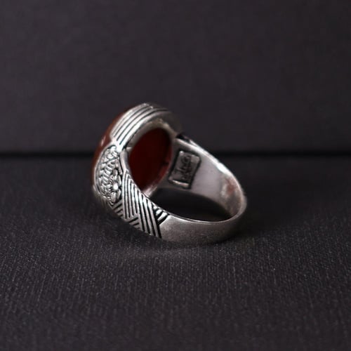 خاتم فضة رجالي عيار 925 متوج بحجر عقيق يماني كبدي...