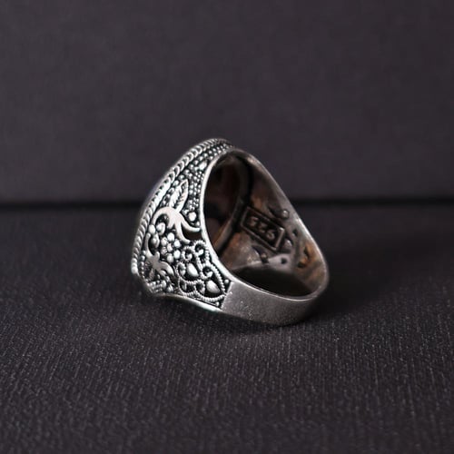 خاتم فضة رجالي عيار 925 متوج بحجر عقيق يماني مجزع...