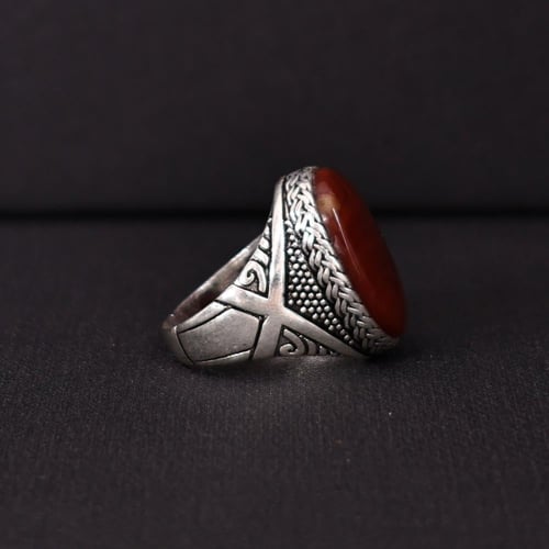 خاتم فضة رجالي عيار 925 متوج بحجر عقيق يماني كبدي...