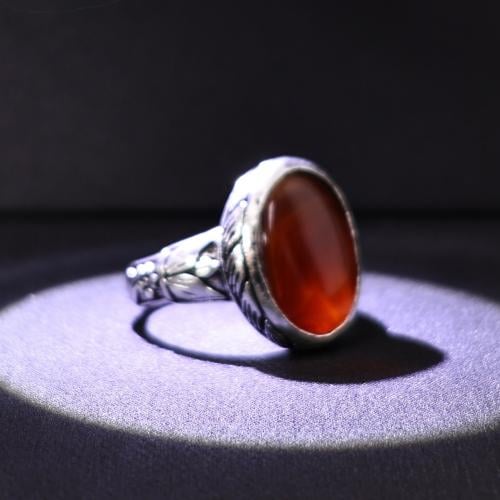 خاتم فضة رجالي عيار 925 متوج بحجر عقيق يماني كبدي...