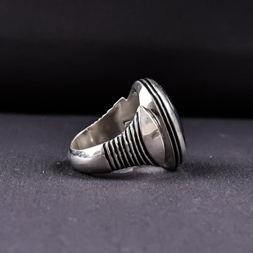 خاتم فضة رجالي عيار 950 متوج بحجر عقيق يماني مصور...