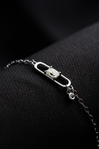 سوارة فضة عيار 925 مرصعة بحجر الزركون .