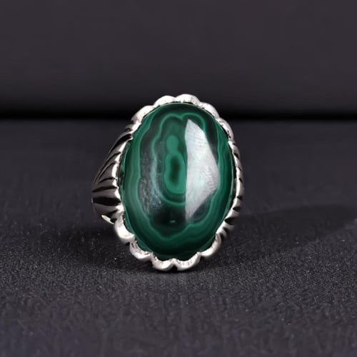 خاتم فضة رجالي عيار 990 متوج بحجر الملاكيت الكريم...