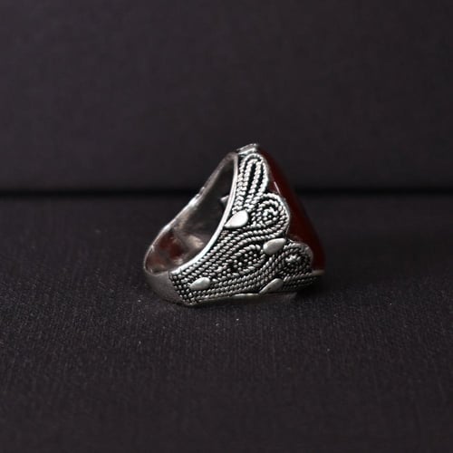 خاتم فضة رجالي عيار 925 متوج بحجر عقيق يماني كبدي...