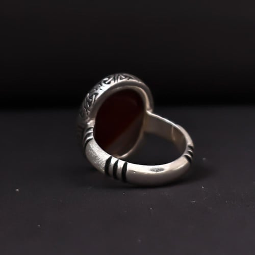 خاتم فضة رجالي عيار 990 متوج بحجر عقيق يماني كبدي...