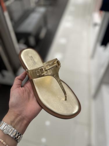 حذاء مايكل كورس Carson Leather Sanda