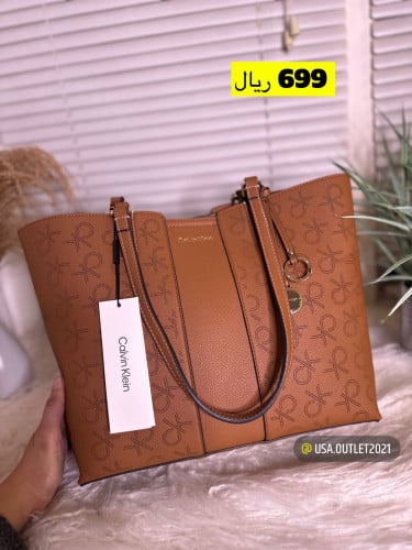حقيبه كالڤن كلاين مع باوتش