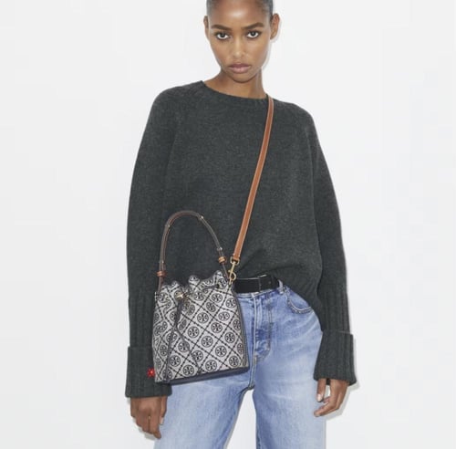 حقيبه توري بورش مقاس وسط T MONOGRAM BUCKET