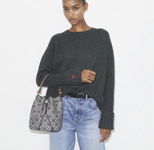 حقيبه توري بورش مقاس وسط T MONOGRAM BUCKET