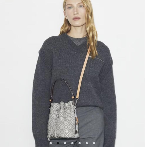 حقيبه توري بورش مقاس وسط T MONOGRAM UTILITY BUCKET