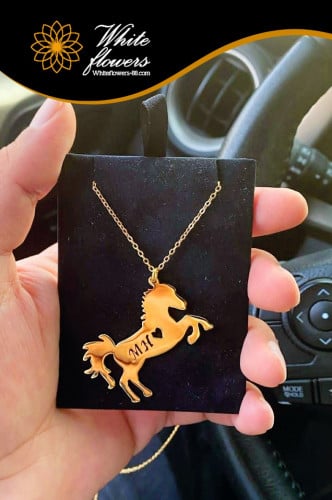 تعليقة سيارة بالأحرف على الخيل