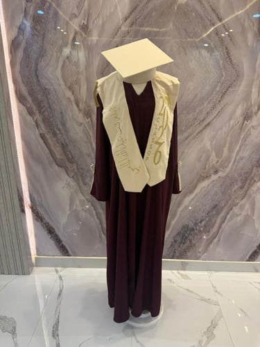 عباية التخرج – أناقة تليق بلحظة الإنجاز