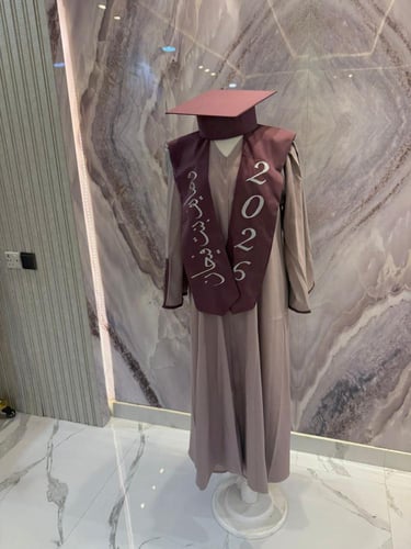 عباية التخرج – أناقة تليق بلحظة الإنجاز