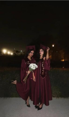 عباية التخرج – أناقة تليق بلحظة الإنجاز