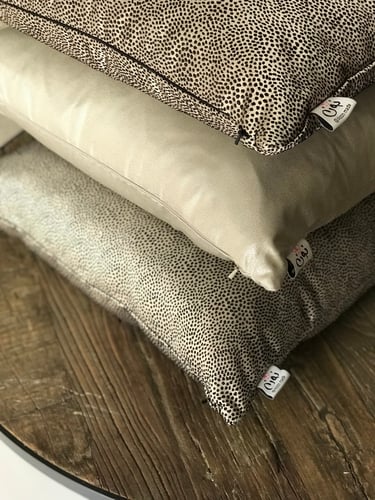 غطاء وسادة إيلين منقط أسود