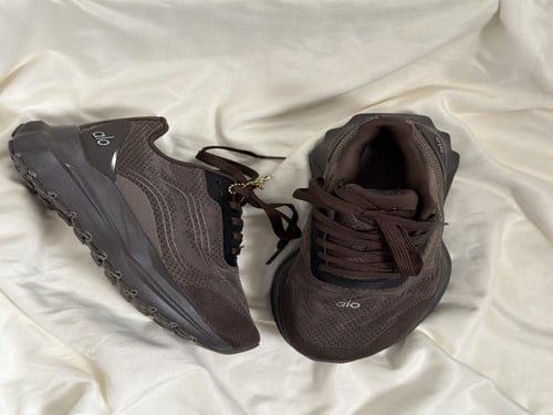 alo yoga runner espresso