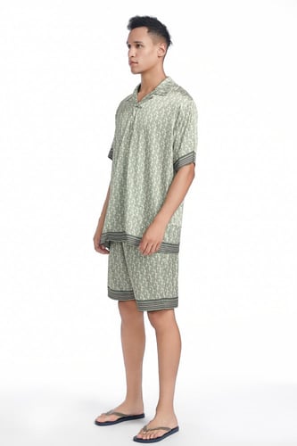 طقم حرير بطبعة جرافيك