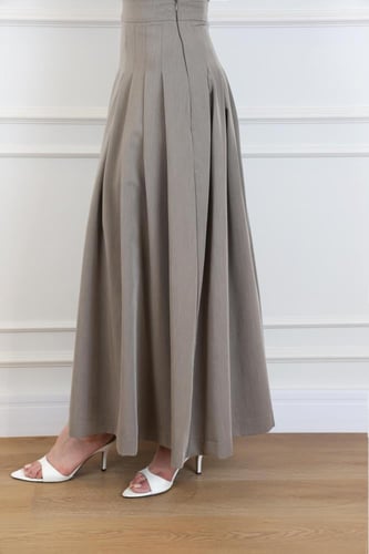 تنورة كلوش كريب بلون رملي ناعم