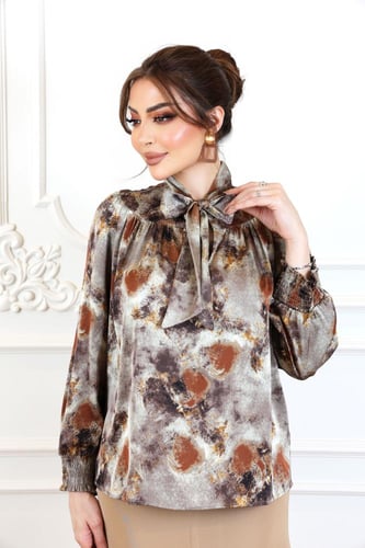 بلوزة بطبعة فنية بألوان ترابية
