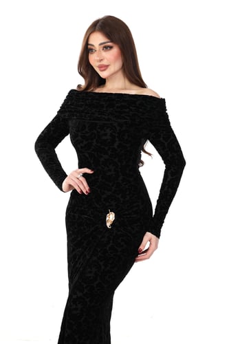 فستان مخملي فاخر باللون الاسود مزدان بنقوش بارزة