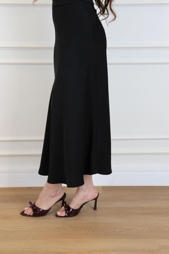 تنورة كلوش كريب بلون أسود