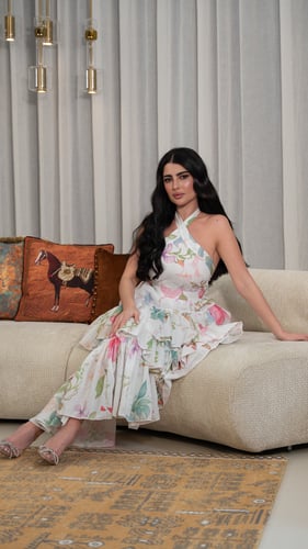 فستان بنقشة ورود مائية أبيض بتصميم هالتر