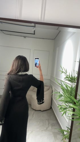 فستان كريب سهرة مزين بإكسسوار