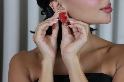 حلق ورقة شجر باللون الأحمر