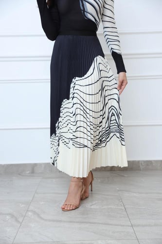 تنورة كسرات بطابع خطوط