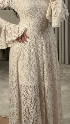 فستان دانتيل أوف وايت بتفاصيل ورد