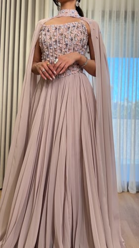 فستان سهرة فخم بتطريزات ثلاثية الأبعاد