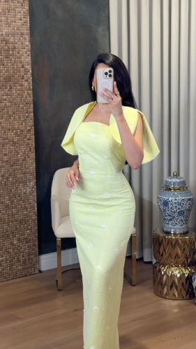 فستان انيق مطرز بنقوش زهرية بيضاء