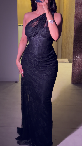 فستان سهرة أسود دانتيل كتف واحد