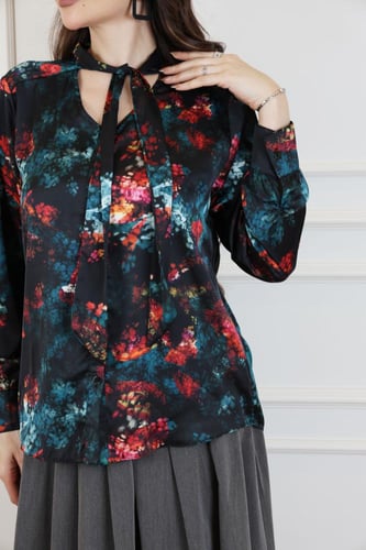 بلوزة بطبعة فنية متعددة الألوان على خلفية داكنة