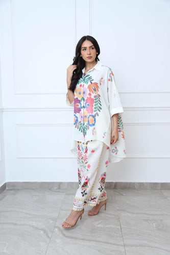 بلوزة واسعة غير متماثلة الطول