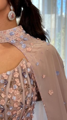 فستان سهرة فخم بتطريزات ثلاثية الأبعاد