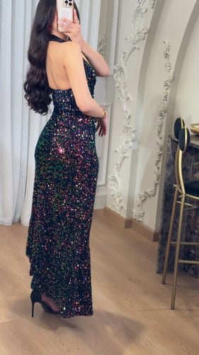 فستان سهرة مرصع بالترتر الملون – تصميم هالتر بلمعة...