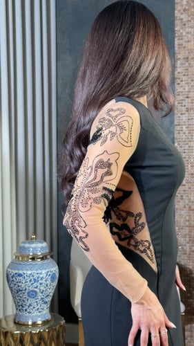 فستان أسود بتفاصيل شفافة وتطريز فاخر