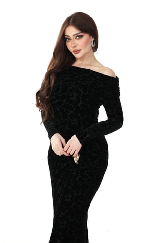 فستان مخملي فاخر باللون الاسود مزدان بنقوش بارزة